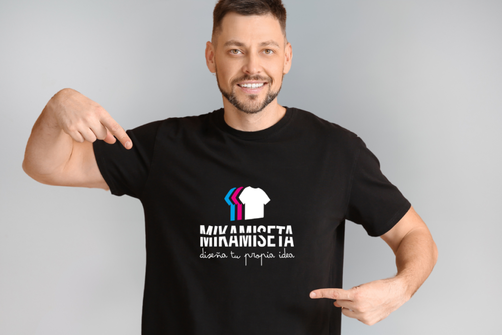 Chico con una camiseta negra señalando el logo de mikamiseta