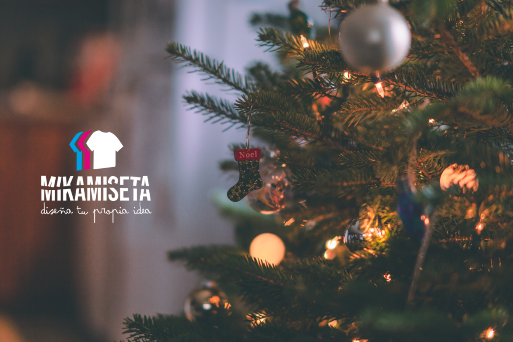 árbol de navidad junto al logo de mikamiseta diseña tu propia idea